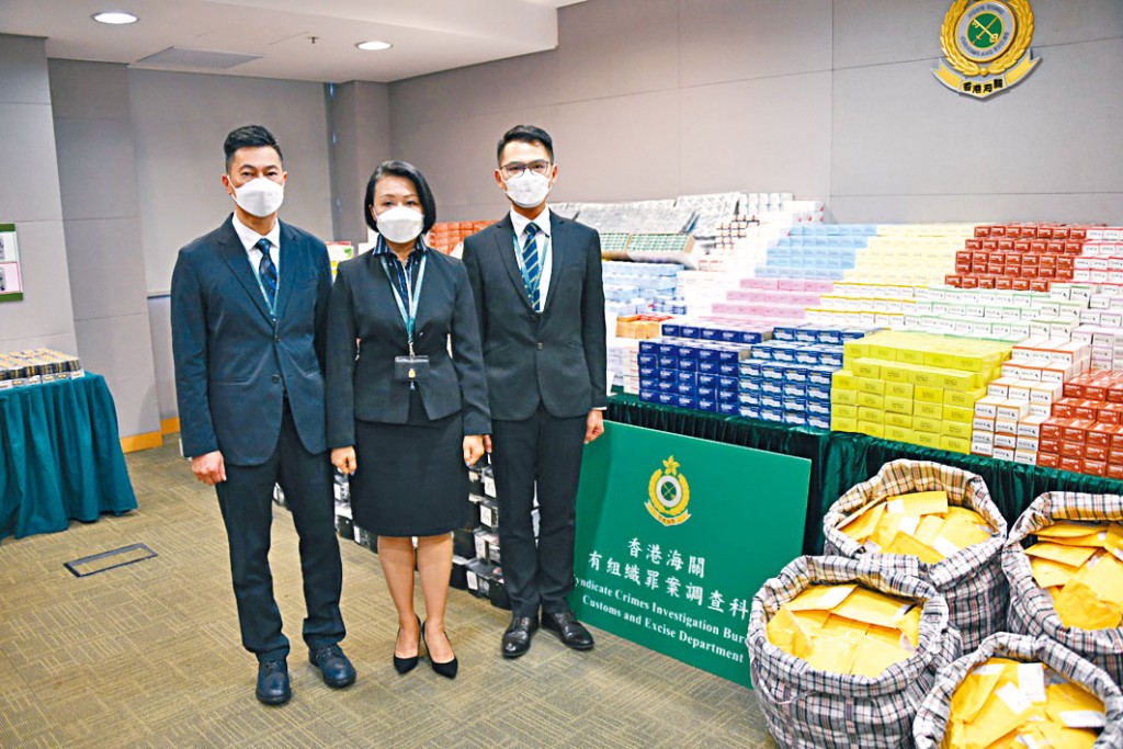 海關高級監督李艷萍（中）交代案情及展示搜獲的大批受管制藥物。