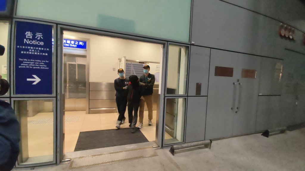 行動中,海關共拘捕兩名男子,均報稱無業。 行動中,海關共拘捕兩名男子,均報稱無業。