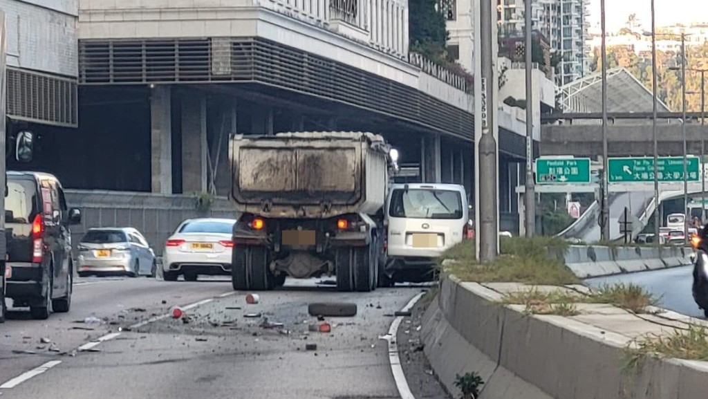 客貨車被泥頭車夾困。FB：Bosco Chu@車Cam L（香港群組）