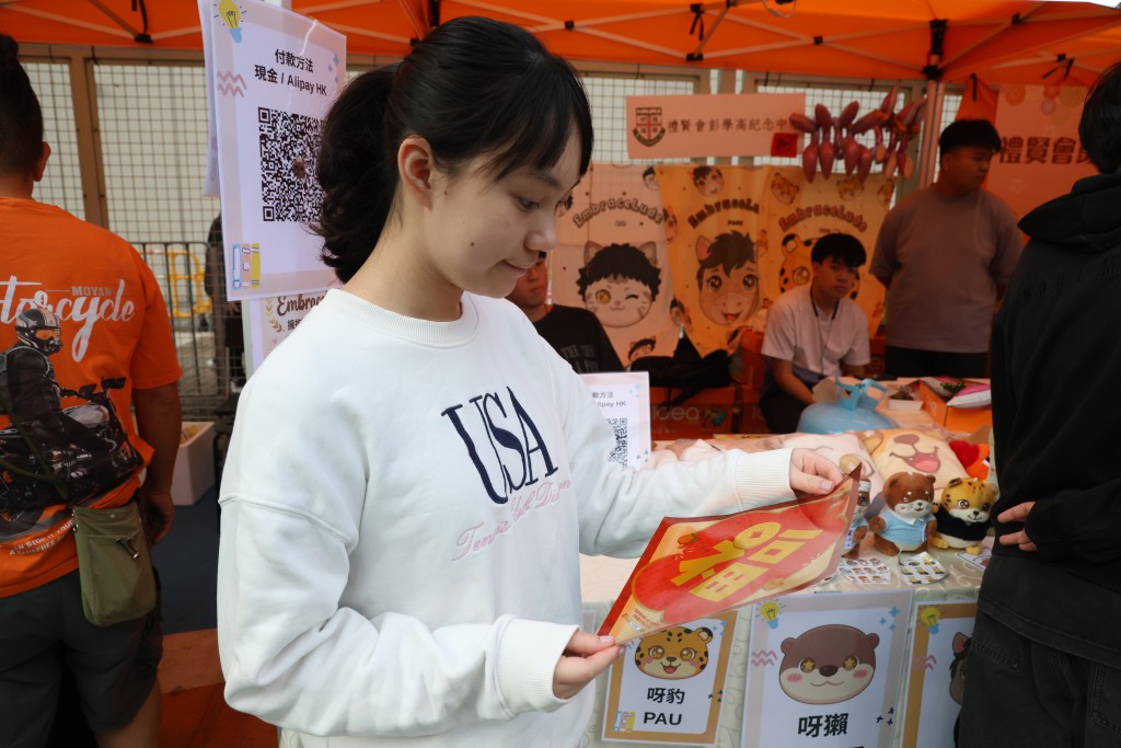黃同學稱「千人寫福」活動合製的揮春，既有社會正能量，亦能感染新生代多關心社會。