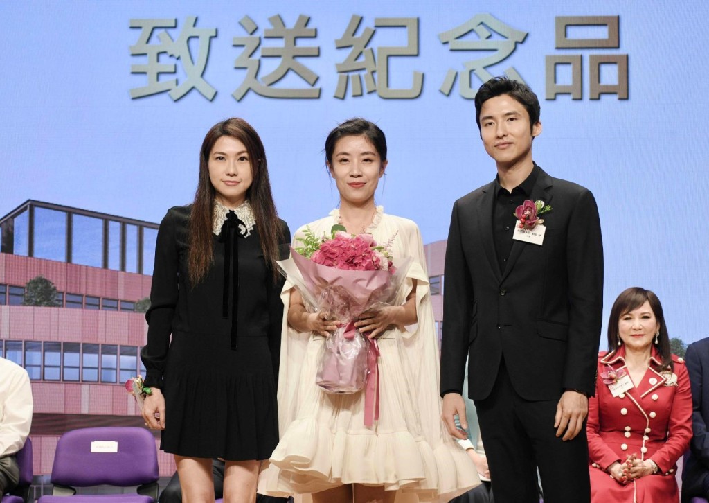 校董蔡加讚及蔡加怡,向青年鋼琴演奏家鞏慧琳致送紀念品。
