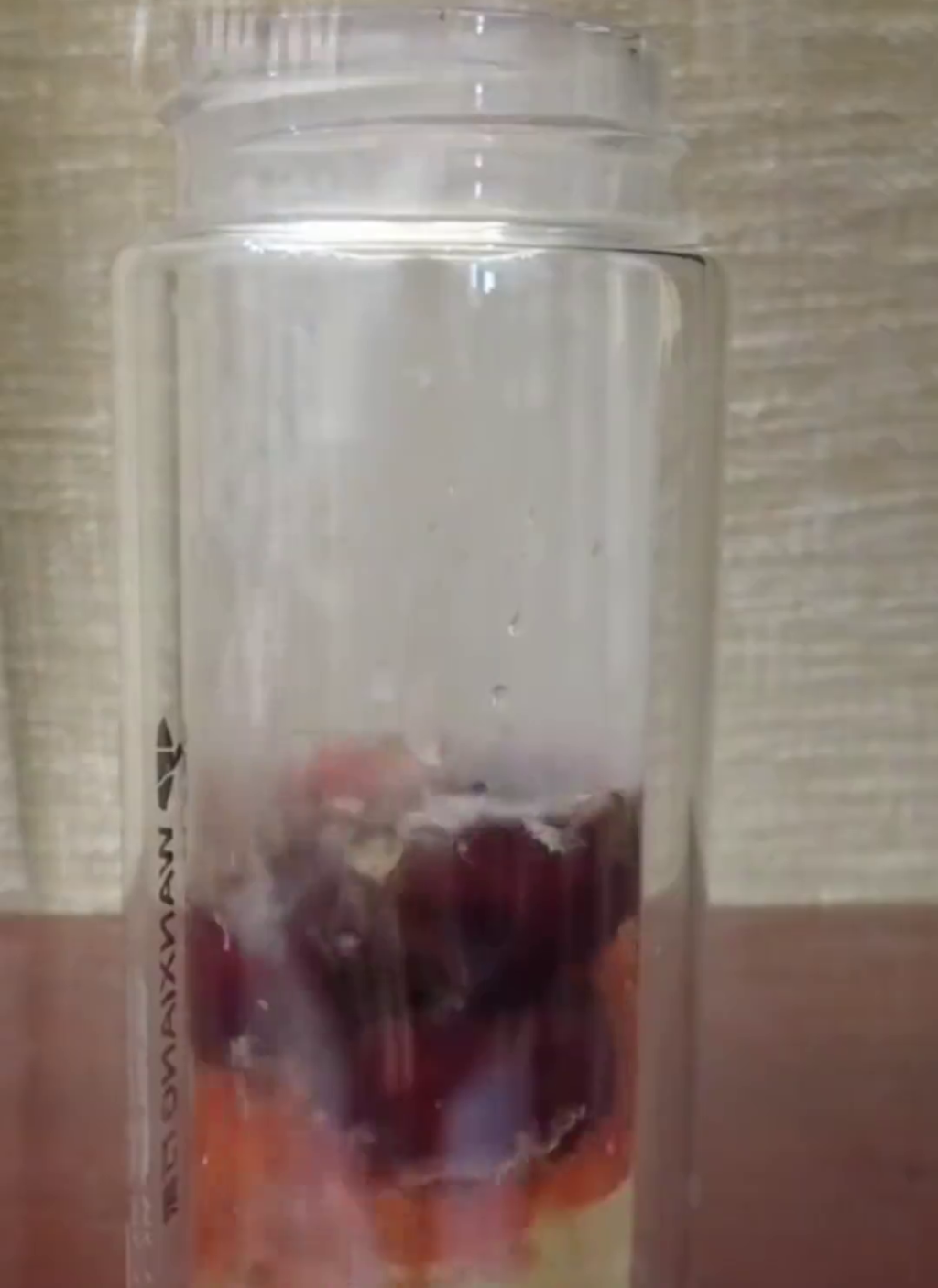 紅棗、枸杞長時間密閉浸泡，會發酵產生大量氣體。