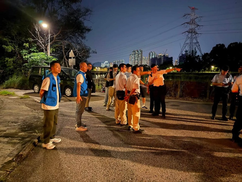 漁護署聯同警方派員在元朗壆圍南路、壆圍西路及錦壆路附近一帶進行聯合狗隻捕捉行動。漁護署提供 漁護署聯同警方派員在元朗壆圍南路、壆圍西路及錦壆路附近一帶進行聯合狗隻捕捉行動。漁護署提供
