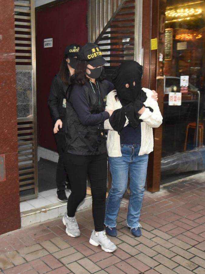 海關人員將該名女子帶走調查。徐裕民攝