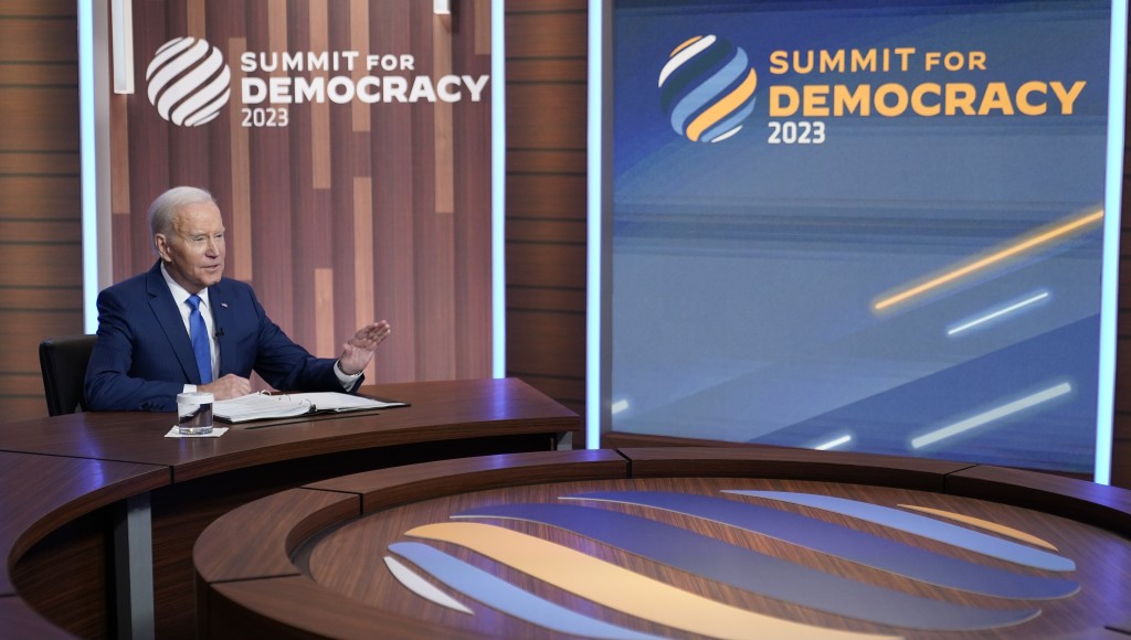 拜登通過視頻主持「民主峰會」。　美聯社