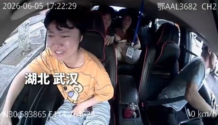 的士遇上塞車無法前行，王濤直接抱著病童跑去醫院。