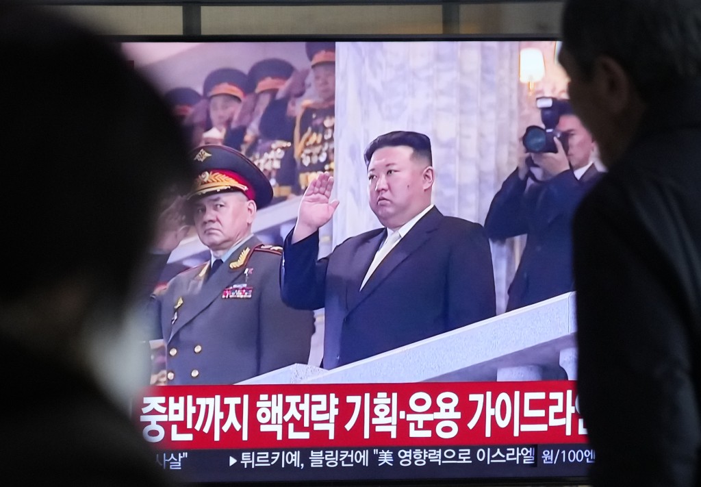 首尔火车站电视播出金正恩的画面。美联社