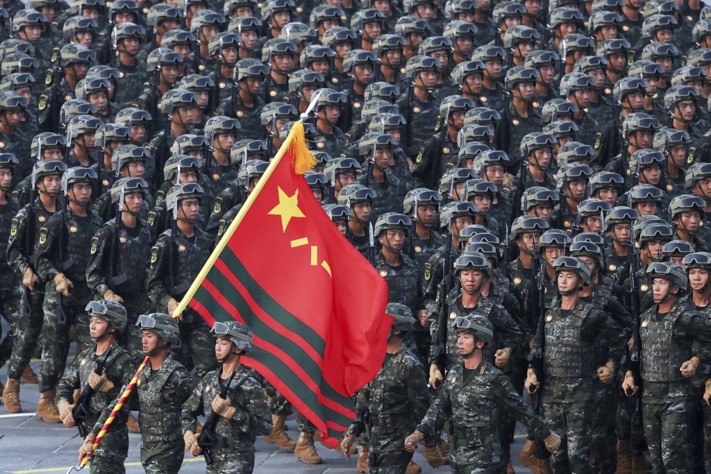 大閱兵上,各個方隊整齊步操,氣勢磅礡。美聯社 大閱兵上,各個方隊整齊步操,氣勢磅礡。美聯社