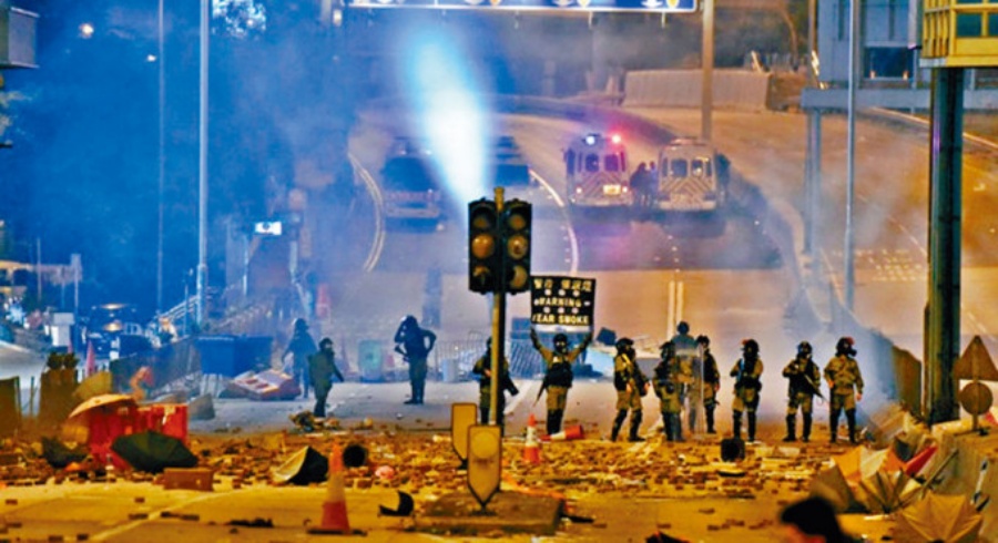 「理大围城」期间示威者向警方投掷多枚汽油弹及砖头。资料图片