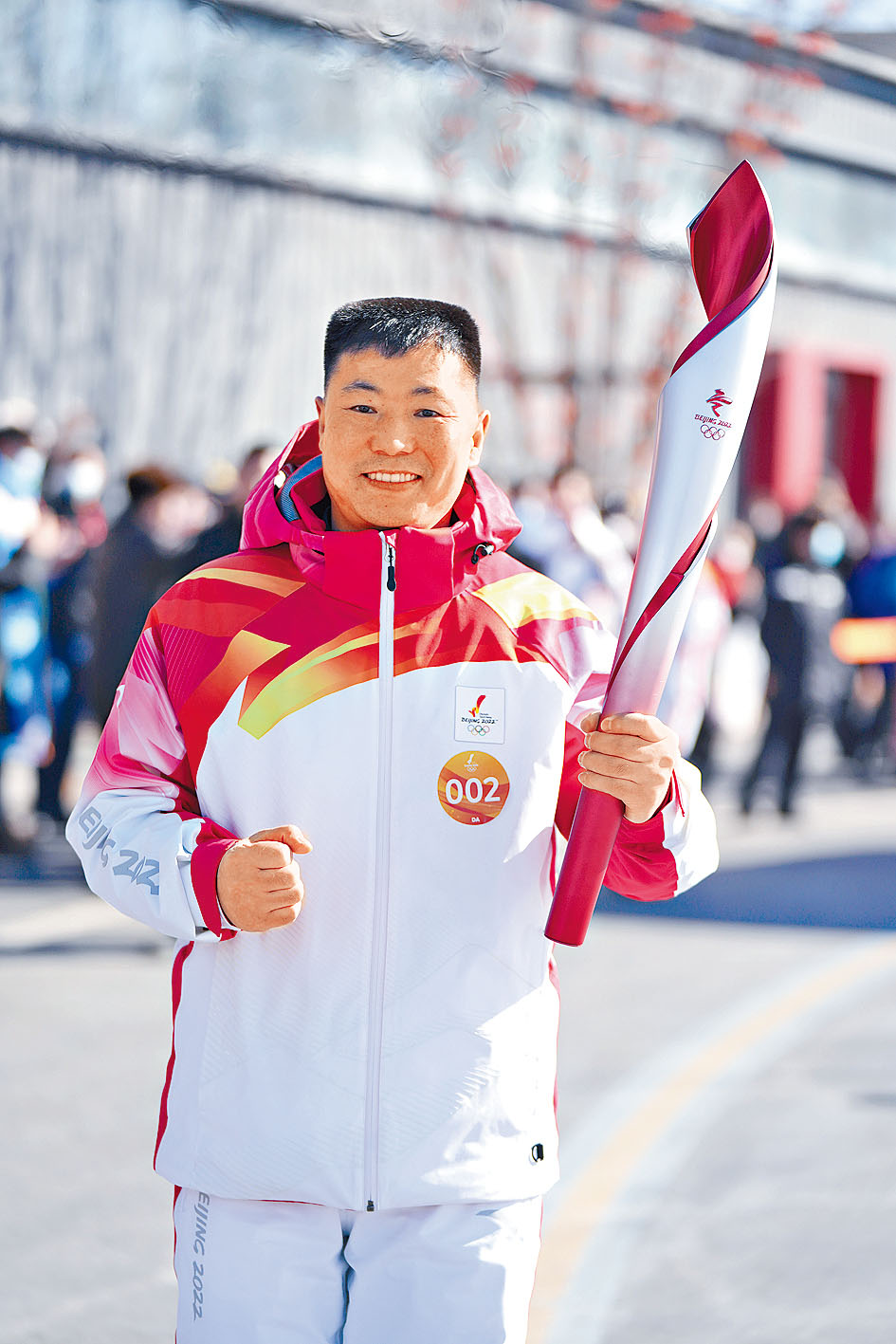 在中印边境冲突中受重伤的「英雄团长」祁发宝担任火炬手。