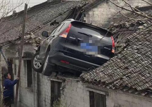 司机表示当时车速60至70公里，自己油门当脚掣。