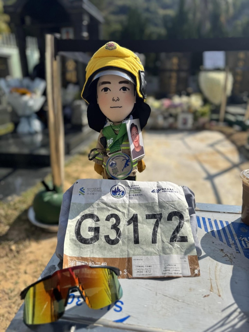 有完成比賽的同袍將獎牌送給何偉豪。