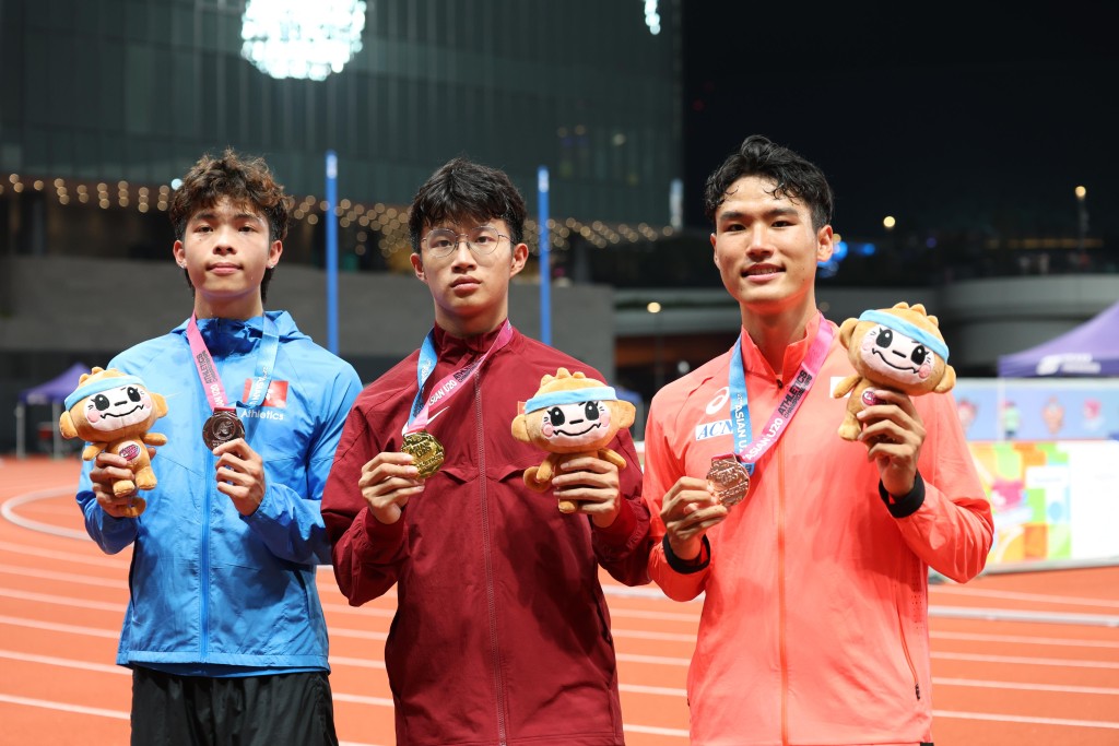 男子100米三甲：冠军--中国的代泓宇（中）、亚军是香港的郭俊廷（左）、季军是日本的安川飞翔（右）。徐嘉华摄