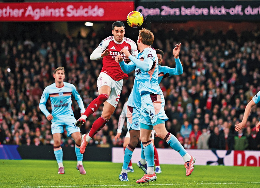 米基爾馬連奴(紅衫)的頭槌入球，來自賓韋特的傳中。