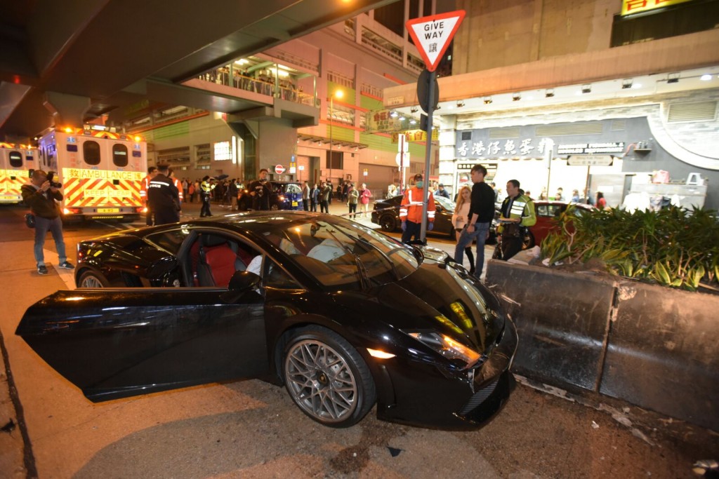 林寶堅尼車頭損毀嚴重。黃文威攝