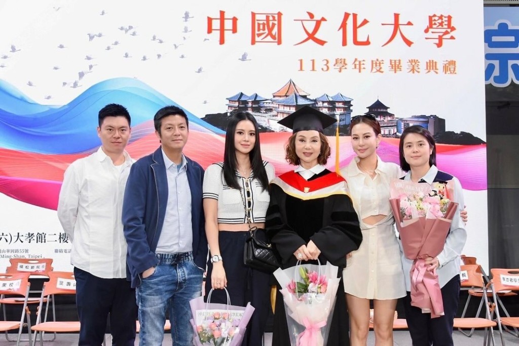 謝玲玲的五名仔女抽空到台北出席媽媽的畢業典禮。 謝玲玲的五名仔女抽空到台北出席媽媽的畢業典禮。