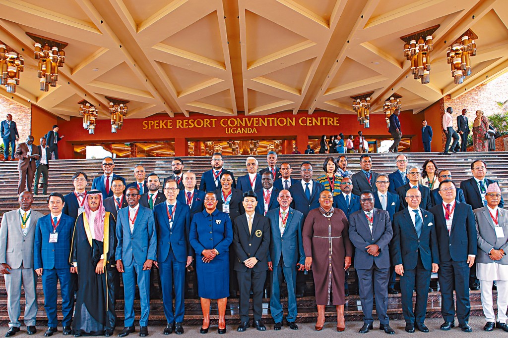 亞非法協(AALCO)秘書長Kamalinne Pinitpuvadol博士(前排中)，與各成員國代表團團長於第六十三屆年會期間合影留念。