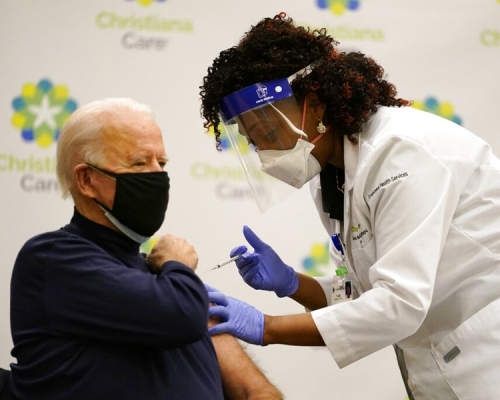 拜登接种辉瑞疫苗。AP