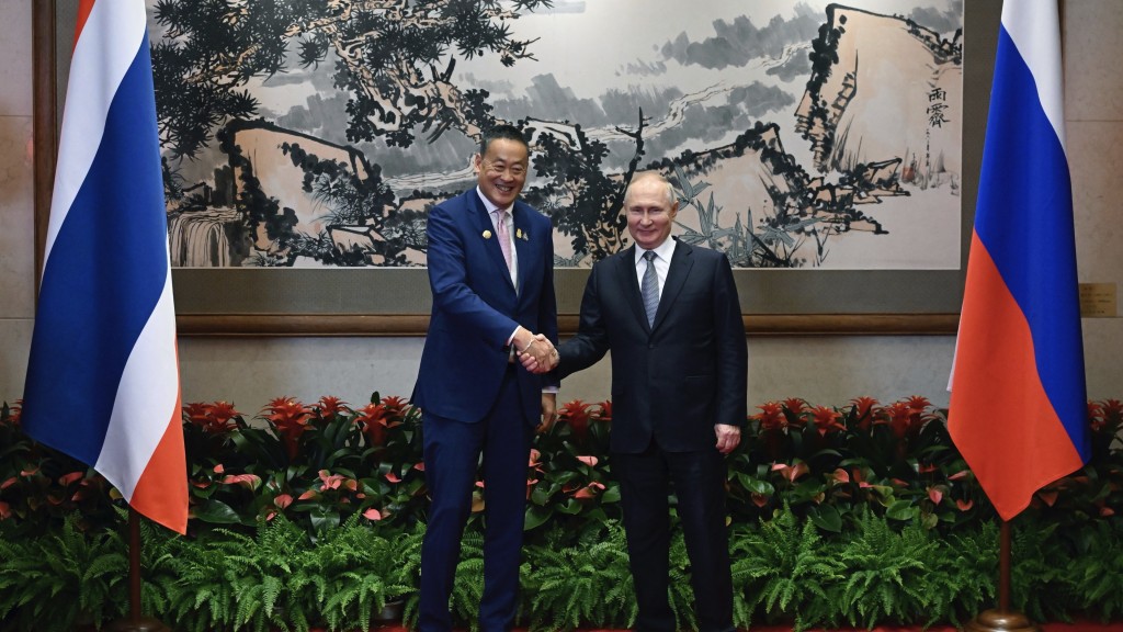 俄羅斯總統普京與泰國總理賽塔（左）17日在中國「一帶一路」國際合作高峰論壇場邊會面。 美聯社