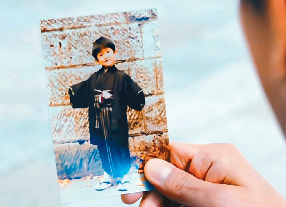 ■木村難得在廣告中大晒童年照。