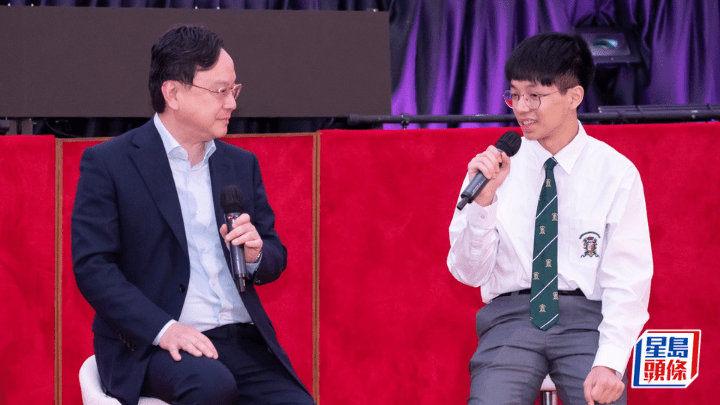 廖俊翔(右)與同校師兄盧煜明(左)在活動中交流互動。 未來科學大獎提供