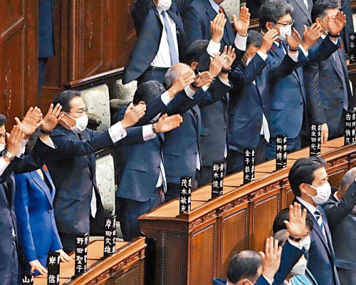 眾議院周三解散,岸田文雄(左三)和其他議員歡呼。