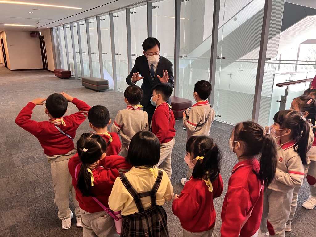 立法会议员陈振英带领幼稚园团参观立法会。郭咏欣摄