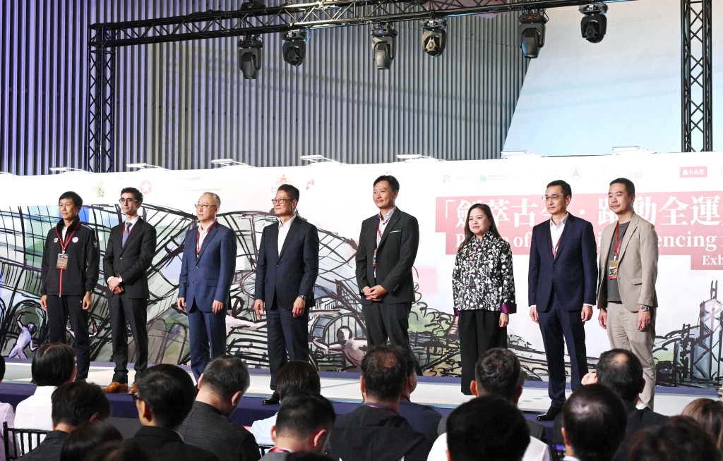 「劍萃古今‧躍動全運」在香港故宮文化博物館大堂上演。