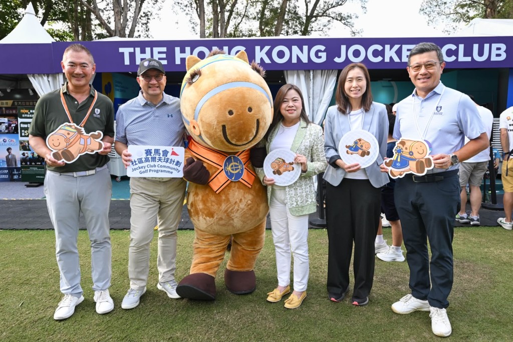 香港特別行政區政府文化體育及旅遊局局長羅淑佩（右三）、香港特別行政區政府體育專員莊敏婷（右二）、馬會公司事務執行總監譚志源（左二）及香港哥爾夫球會前任會長郭永亮（左一）於馬會攤位前合照。