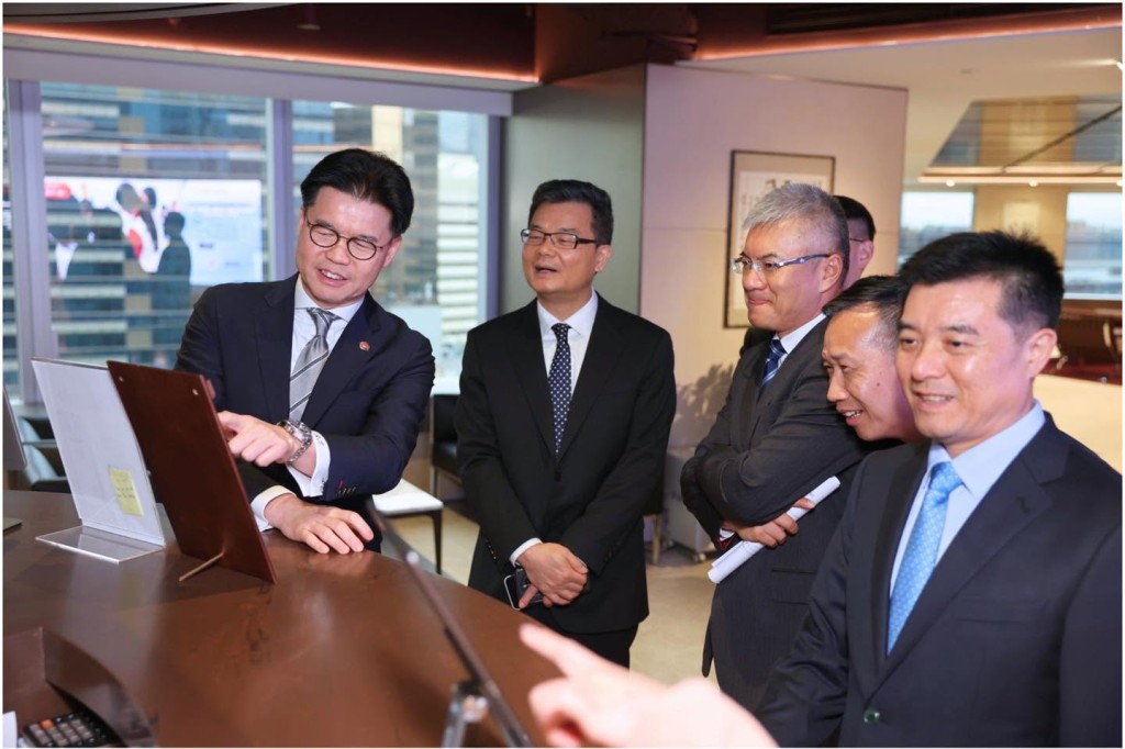 廣東省律師協會會長肖勝方率代表團首次參觀律師會位於中環的新會址。 廣東省律師協會會長肖勝方率代表團首次參觀律師會位於中環的新會址。