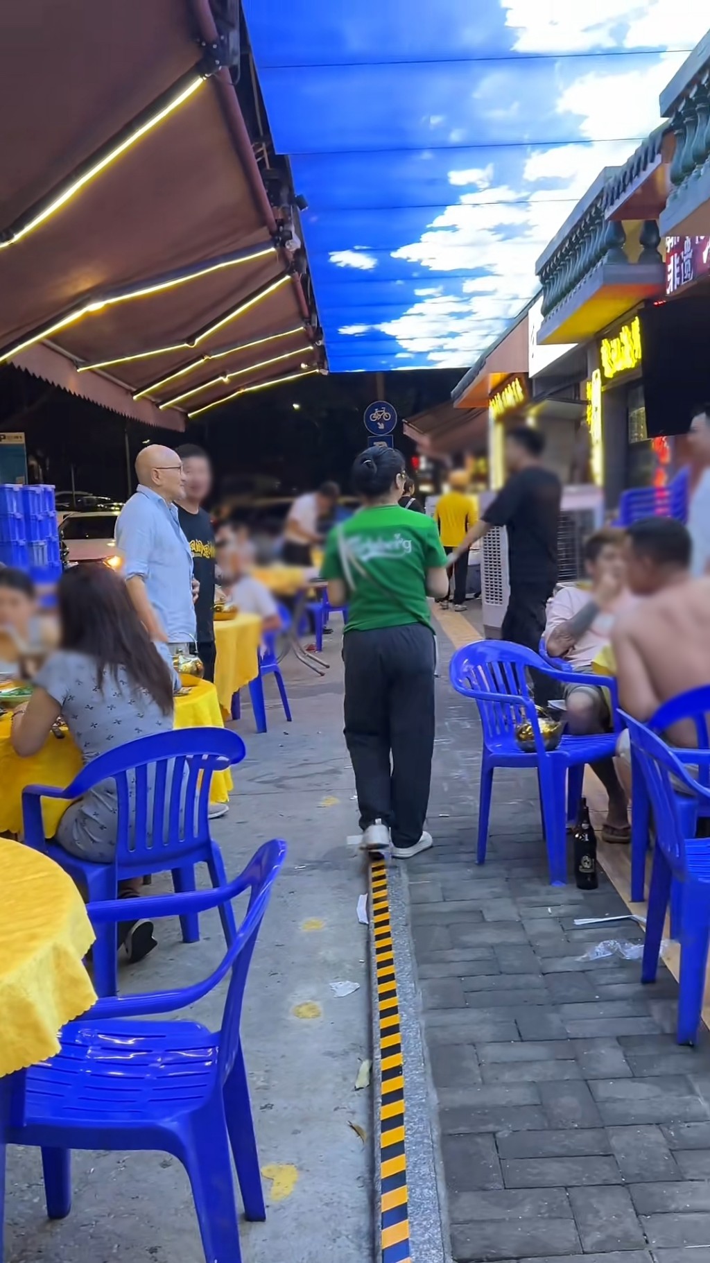 麥嘉在食店被捕獲。 麥嘉在食店被捕獲。