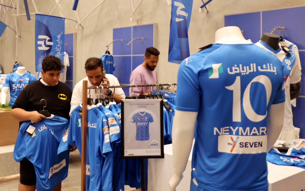 沙地希拉爾在球會商店已有尼馬的球衣發售。路透社