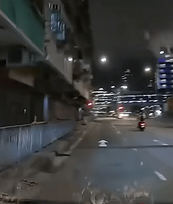 電單車沿土瓜灣道行駛。fb：香港突發事故報料區