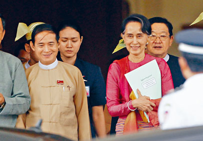 温敏与昂山素姬一起步出国会。