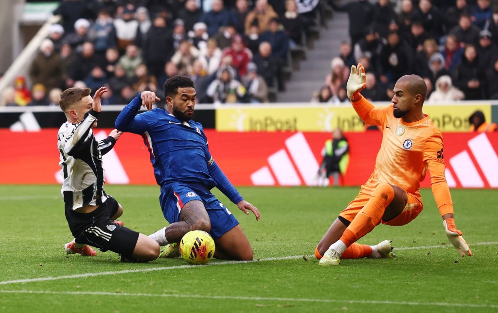 占士及時回防，阻止班尼斯起腳。路透社