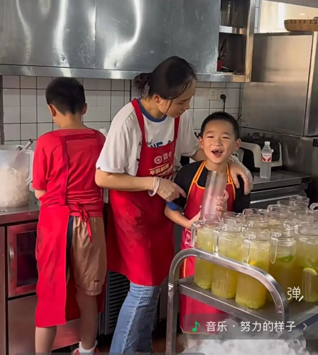 有了儿子的帮助，贺建与胡茜得以顺利经营乡村酒店。《潇湘晨报》