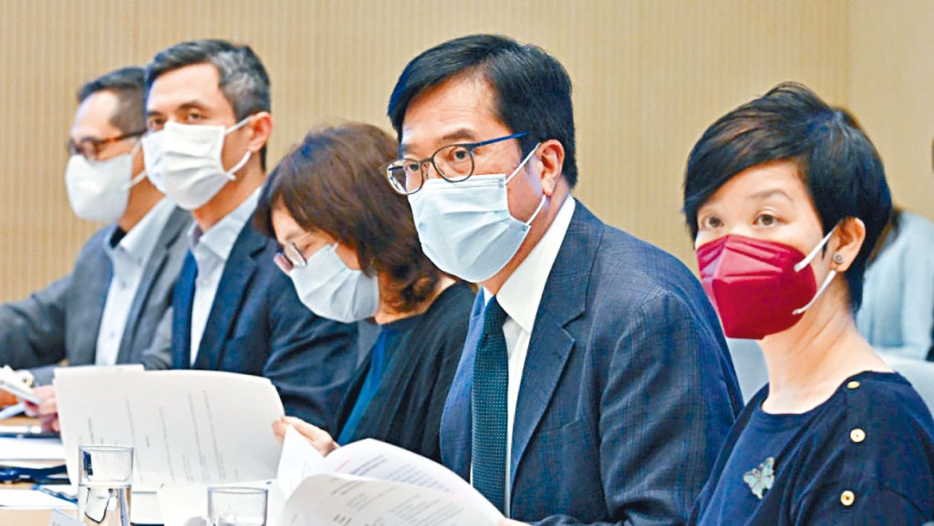 財政司副司長黃偉綸（右二）指會議中，工作組審視不同公營房屋項目。