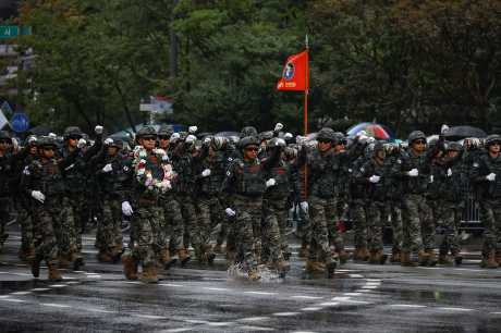 南韩士兵参加阅兵礼。路透社