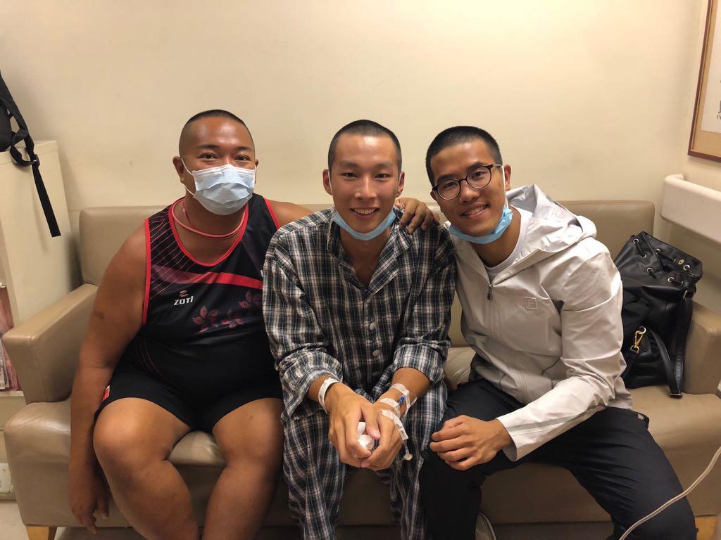 刘梓浩（中）在抗癌路上一直保持坚强乐观。（资料图片）