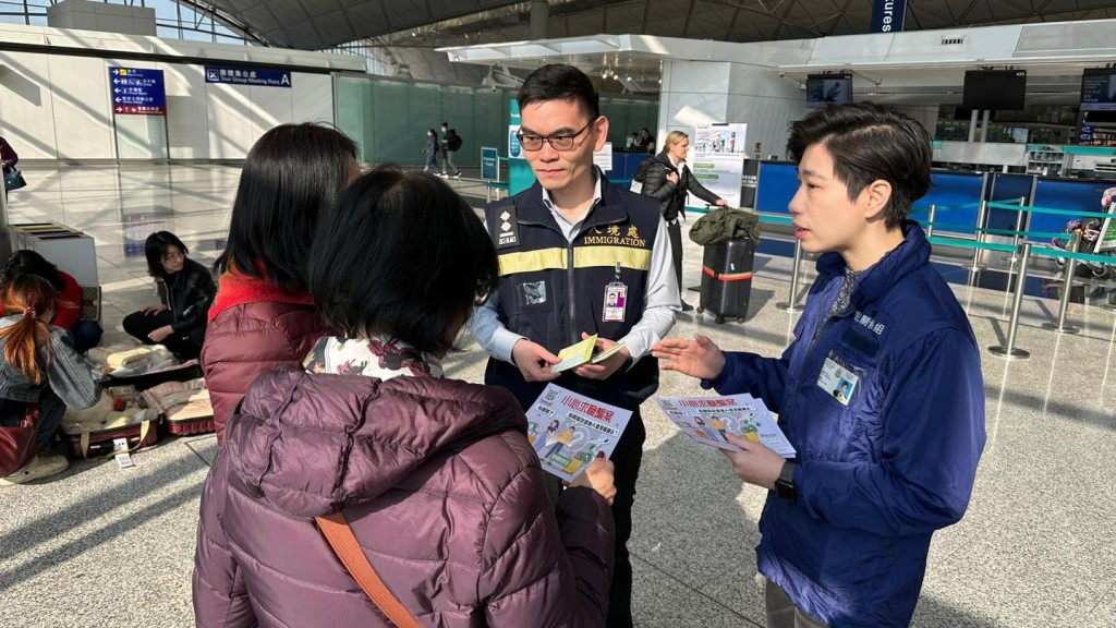 警方聯同入境處今日起於機場離港層向出發往柬埔寨、泰國等東南亞國家旅客派防騙傳單，提醒市民提高警惕。香港警方fb圖片