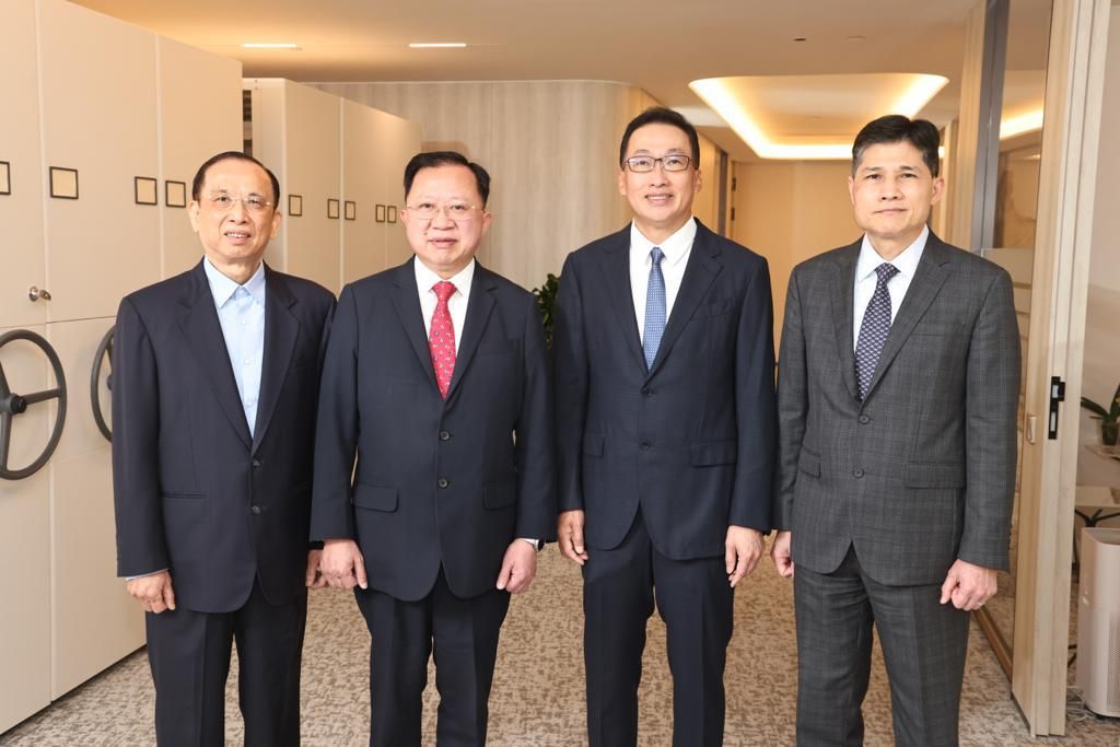 從左至右:邵氏基金主席助理李國權,物業部總監陳東岳,陳偉文主席,邵氏基金CFO郭樹偉。