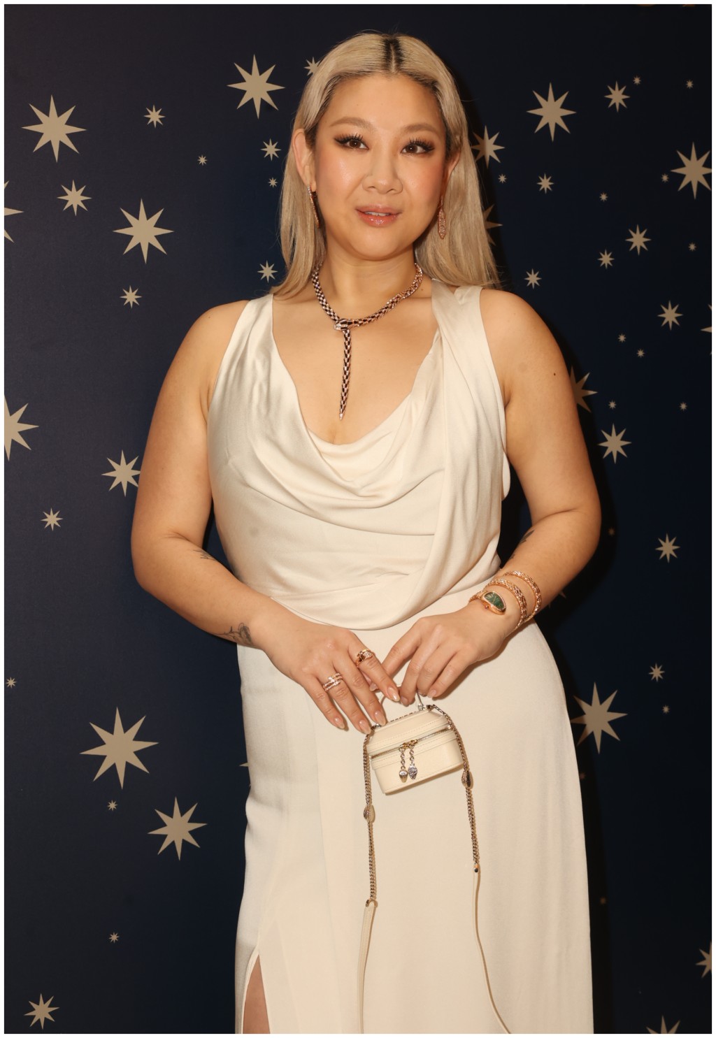 鄭欣宜以低胸晚裝亮相珠寶品牌BVLGARI在中環旗艦店舉行的「I Believe In Wonder」聖誕派對。
