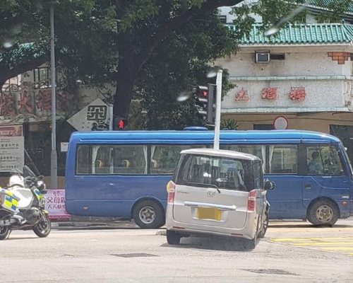 一輛七人車在石硤尾「自炒」。 香港交通突發報料區FB/網民Wai Wai‎圖