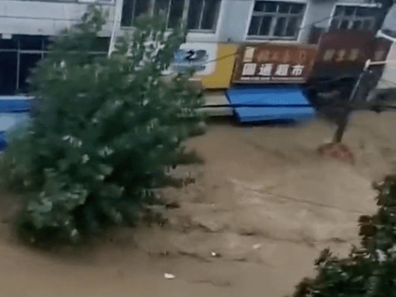 街道已水浸至一樓。