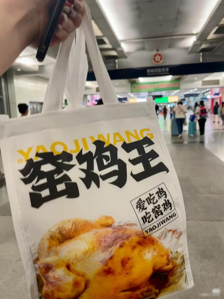 以往有网民在小红书分享在深圳购买窑鸡王外卖并送到关口。（图片来源：小红书）