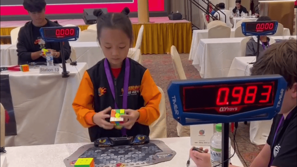 中国6岁女童曹岂娴进行比赛时，十分专注。