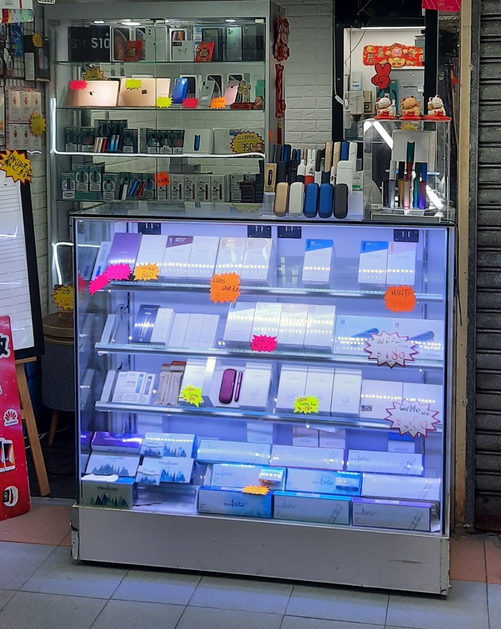 葉太視察灣仔一間商場。葉劉淑儀FB