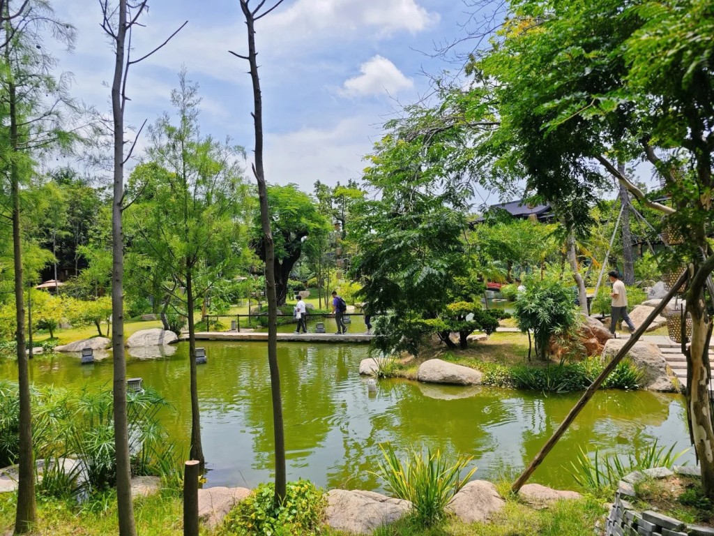 丹灶仙湖度假區內綠意盎然的園林池塘步道,沿途設有石橋與豐富的水生植物。 丹灶仙湖度假區內綠意盎然的園林池塘步道,沿途設有石橋與豐富的水生植物。