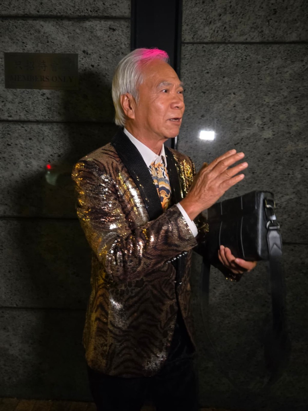 基哥在除夕夜开工，为跨年倒数活动演出，现身私人会所。