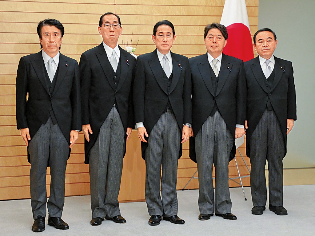日揆岸田文雄（中）周四在官邸與（左起）新經濟產業相齋藤健、總務相松本剛明、官房長官林芳正、農相坂本哲志合照。